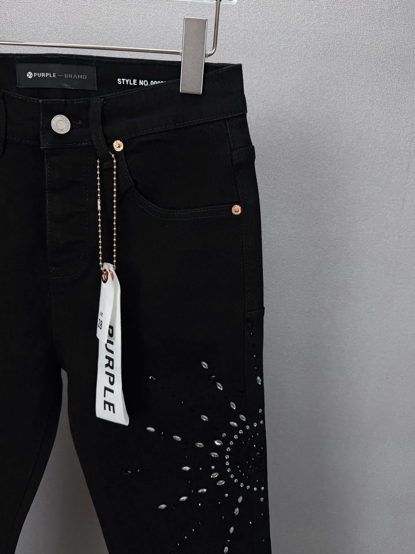 PURPLE BRAND 2026 New Arrival Sun🌞 Hot diamond pattern couple's bootcut loose jeans High version High version Top ceiling Quality Styles with different washed textures, very friendly to people with thin legs and thick legs. The bootcut and loose version is very flattering to the leg shape. Moderate length that never goes out of style, easy to match with casually, basic styling for various styles, a must-have in the wardrobe! The fabric is stiff but also makes the upper body soft without losing texture. The washing process is even more perfect. It is a must-have item for everyone! ! ! Washed wheat, hang tag, pants label, three labels complete Color: Black Size: 28, 30, 32, 34, 36 (five sizes)